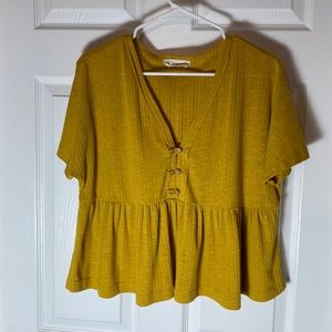 Momni Boutique Top V neck button front flowy Short Sleeves size Small